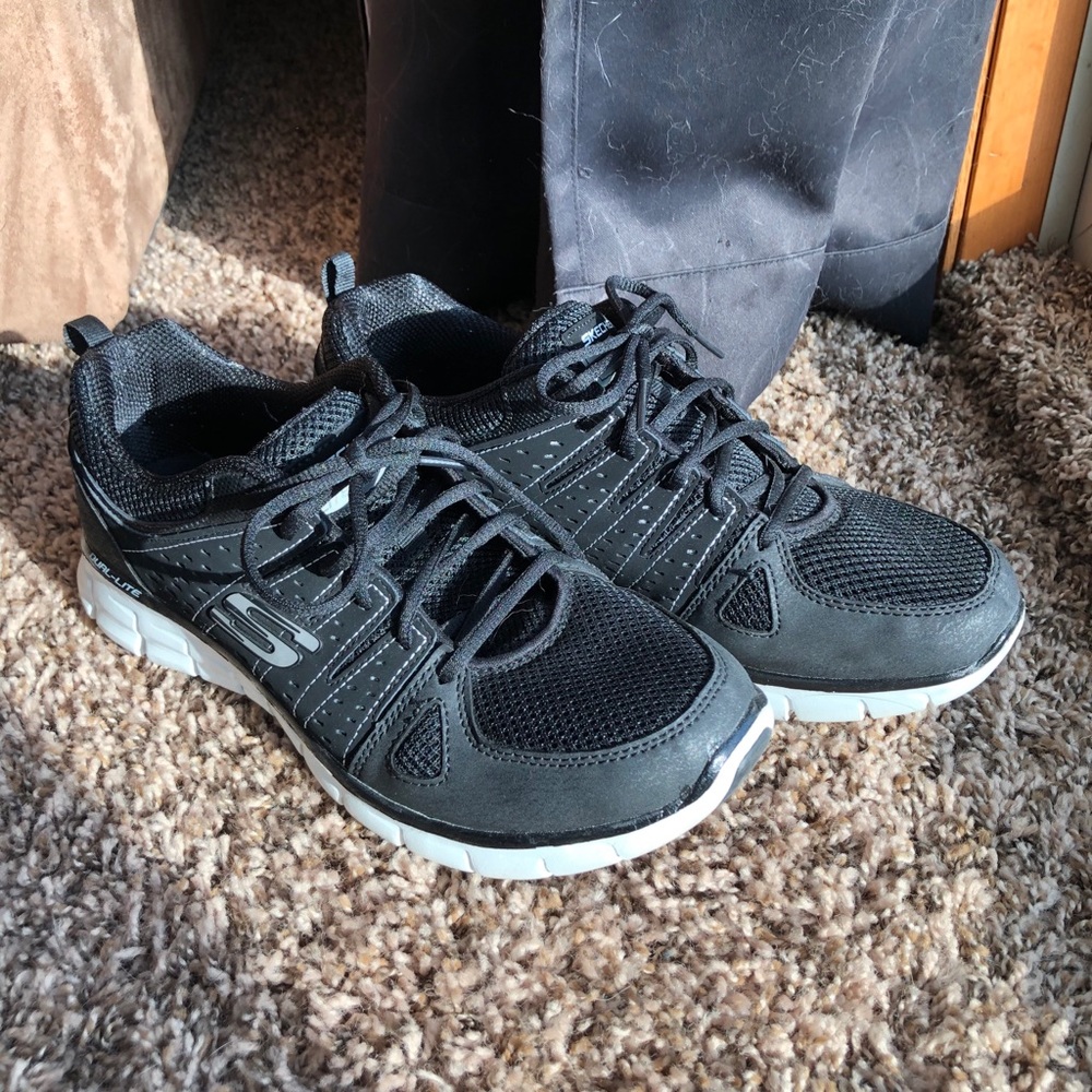 Sketchers Tennis Shoes